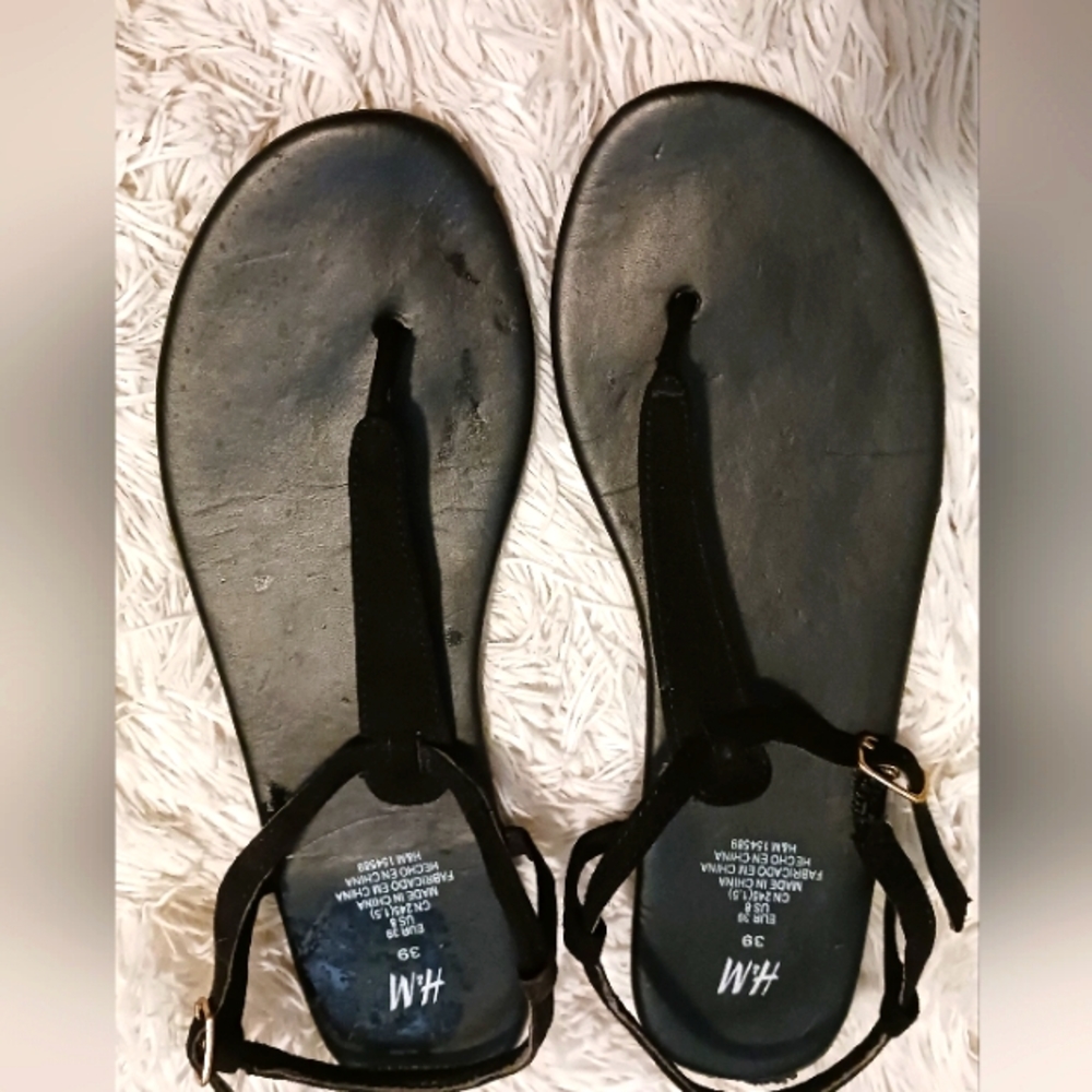 H & M T STRAP SANDAL. BLACK, SIZE 8. FAUX SUEDE.